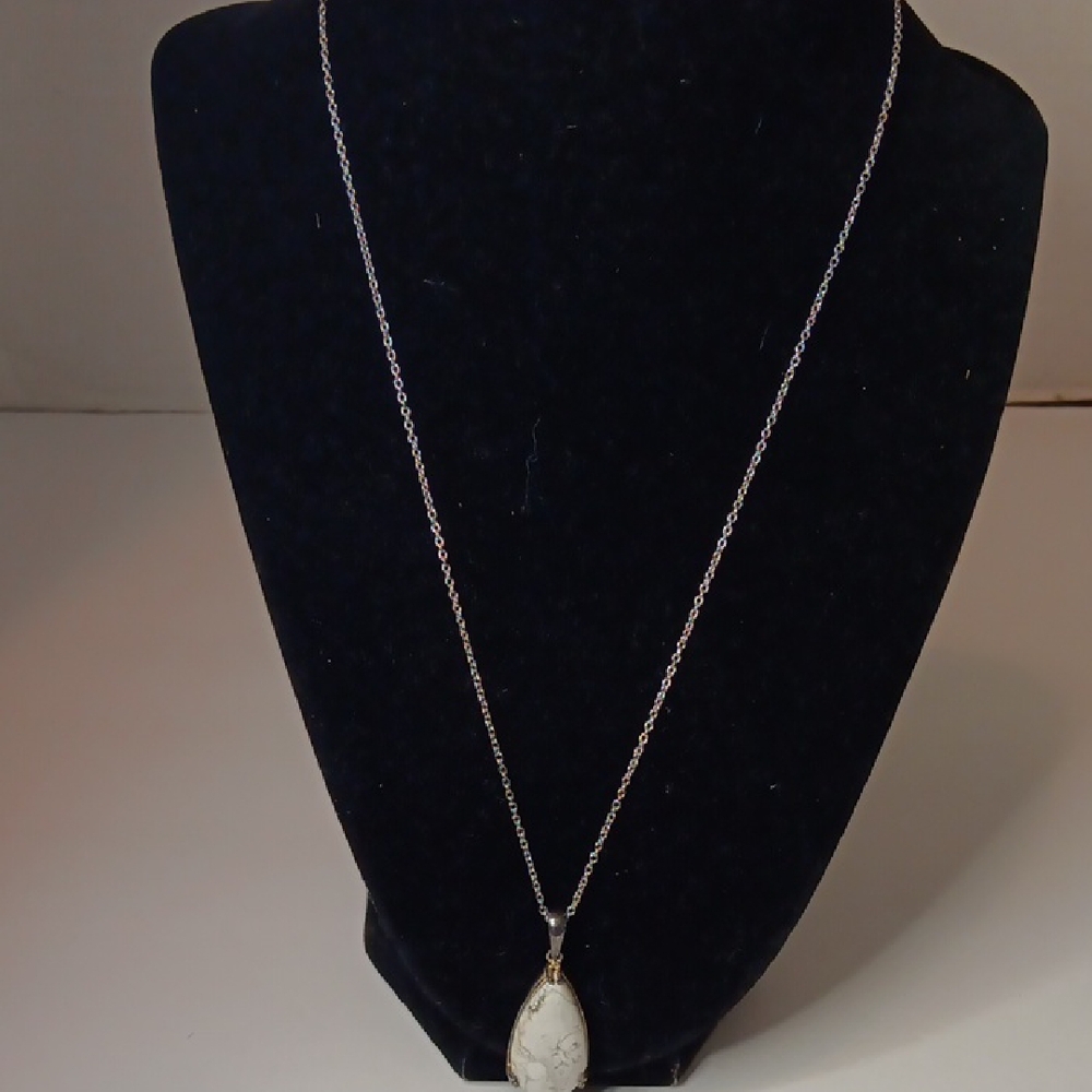 Elegant Silver Pendant Necklace